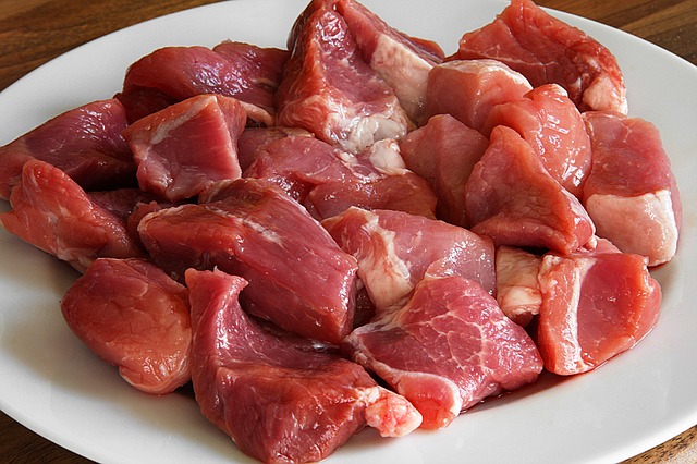Žalia, supjaustyta jautiena. Šunų mėsa yra vienintelis tinkamas ir maistingas baltymų šaltinis